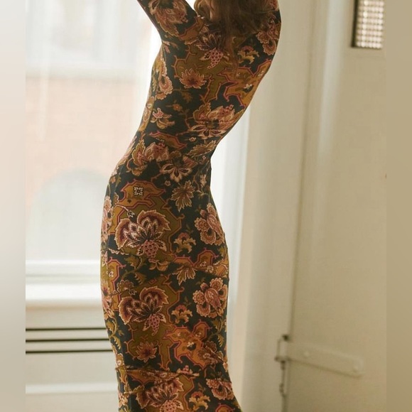 Black Iris Kittie Body-Con Tapestry Midi-Dress - Picture 6 of 6